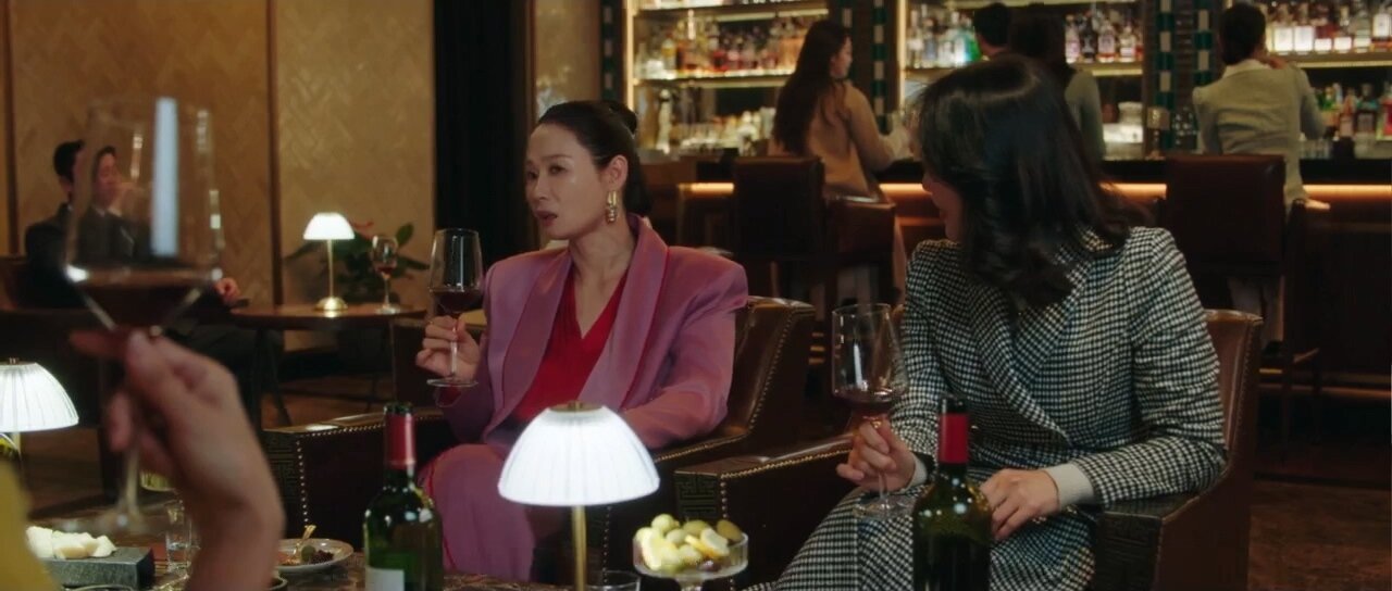 Confidence Queen S1E5 Atmos Black Noir