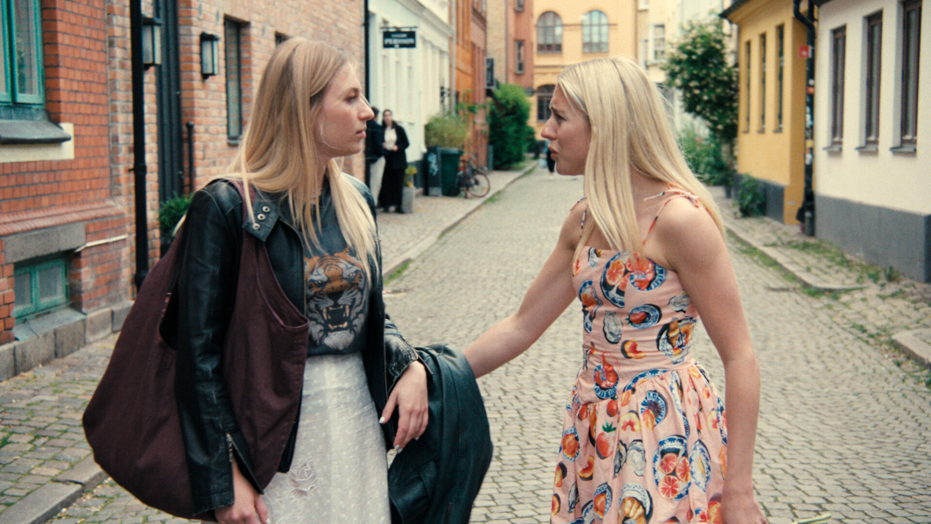 Diary of a Ditched Girl S1E2 Bartendern