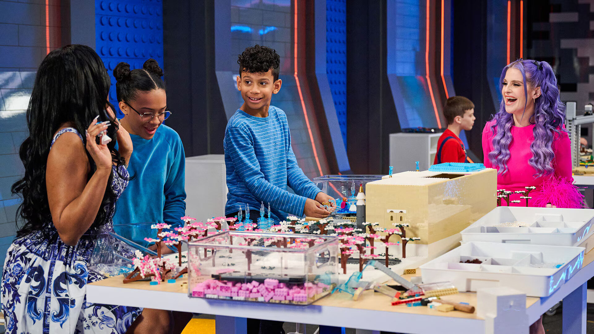 Lego Masters Jr. S1E1 Disney Train Ride