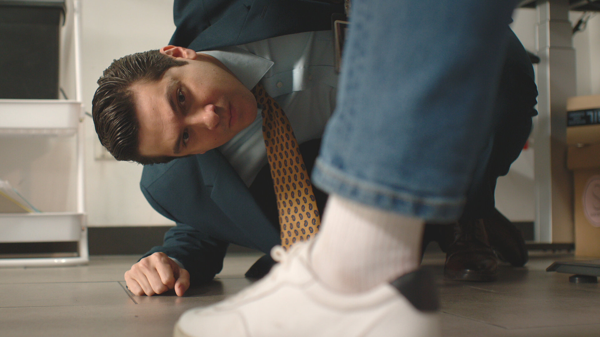 Love from 9 to 5 S1E6 El calcetín