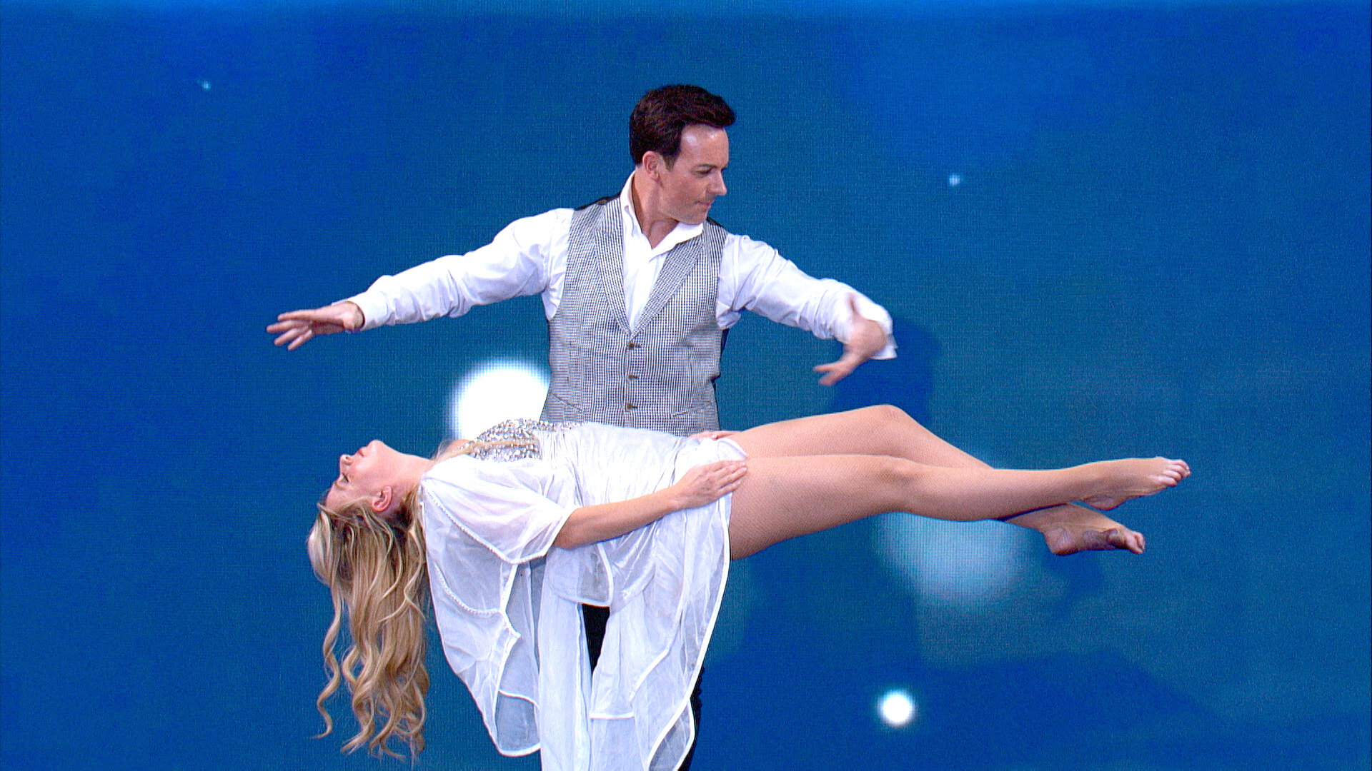 Masters of Illusion S11E14 Woman of Fire, Levitation, and a Dean Cain Amputation