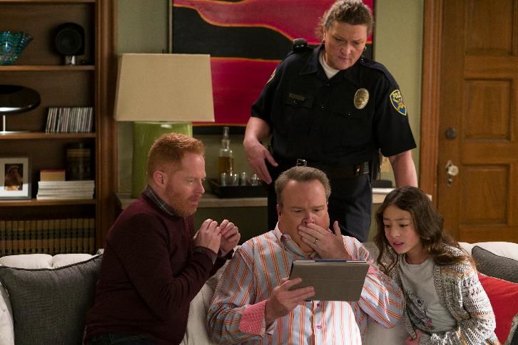 Modern Family S8E15 Finding Fizbo