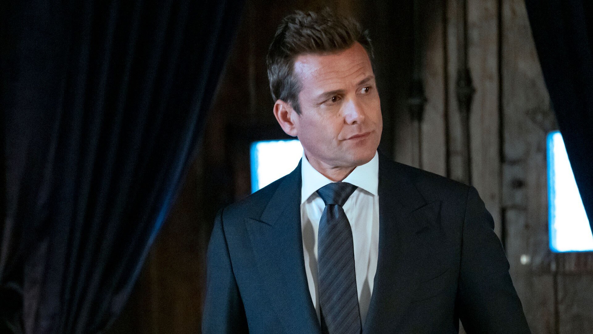 Suits LA S1E9 Bat Signal