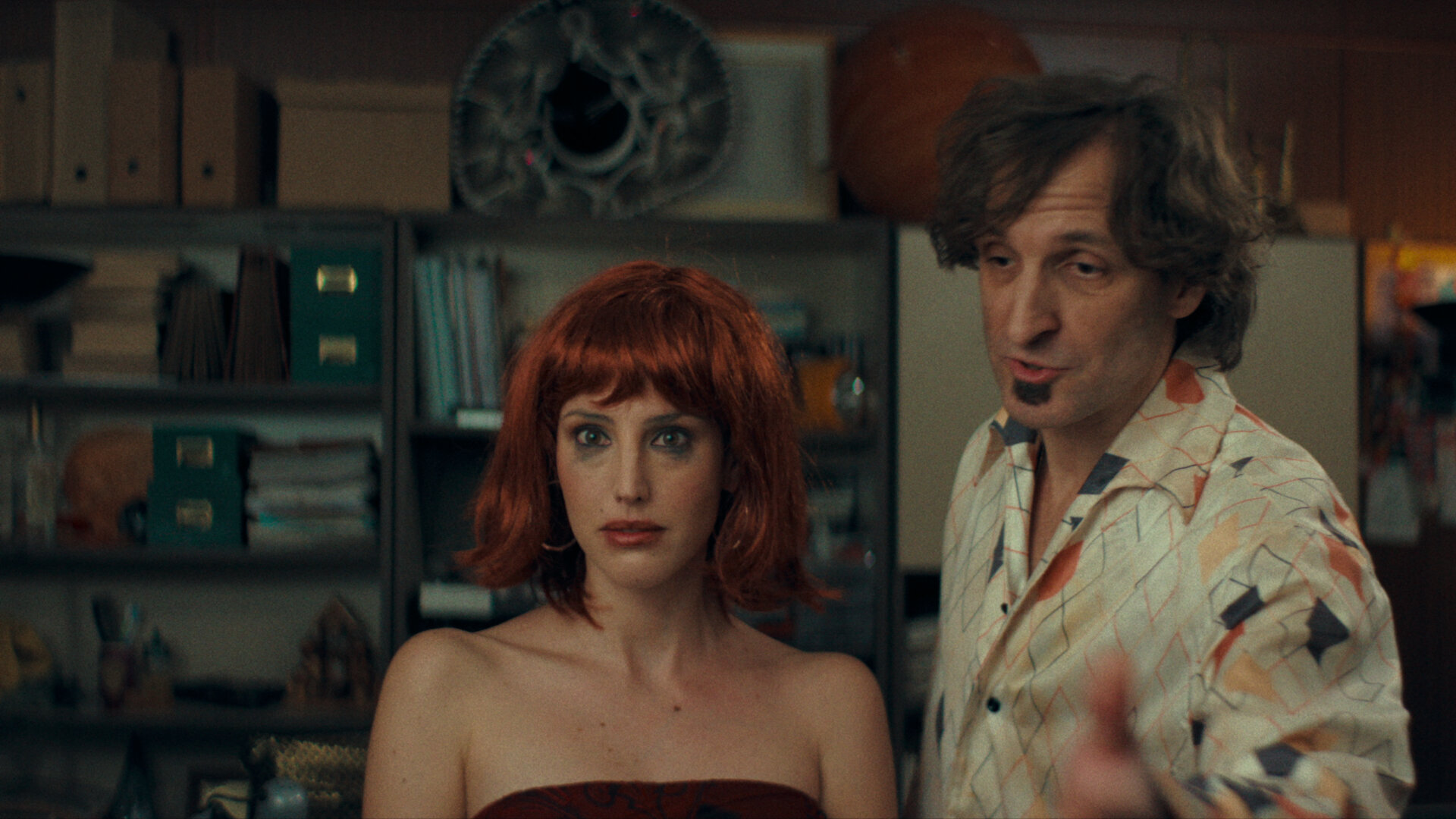 Superstar S1E3 Loly Álvarez y Arlekin en la carretera podrida