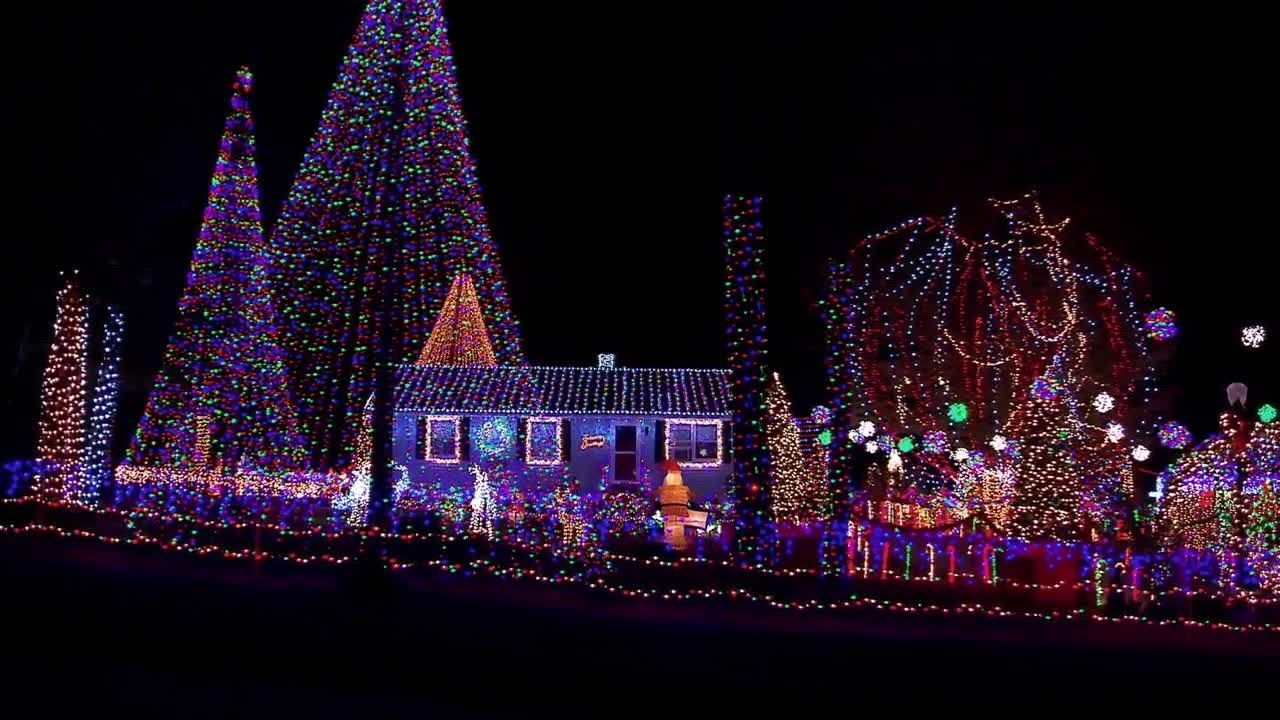 The Great Christmas Light Fight S5E1 Episode 1