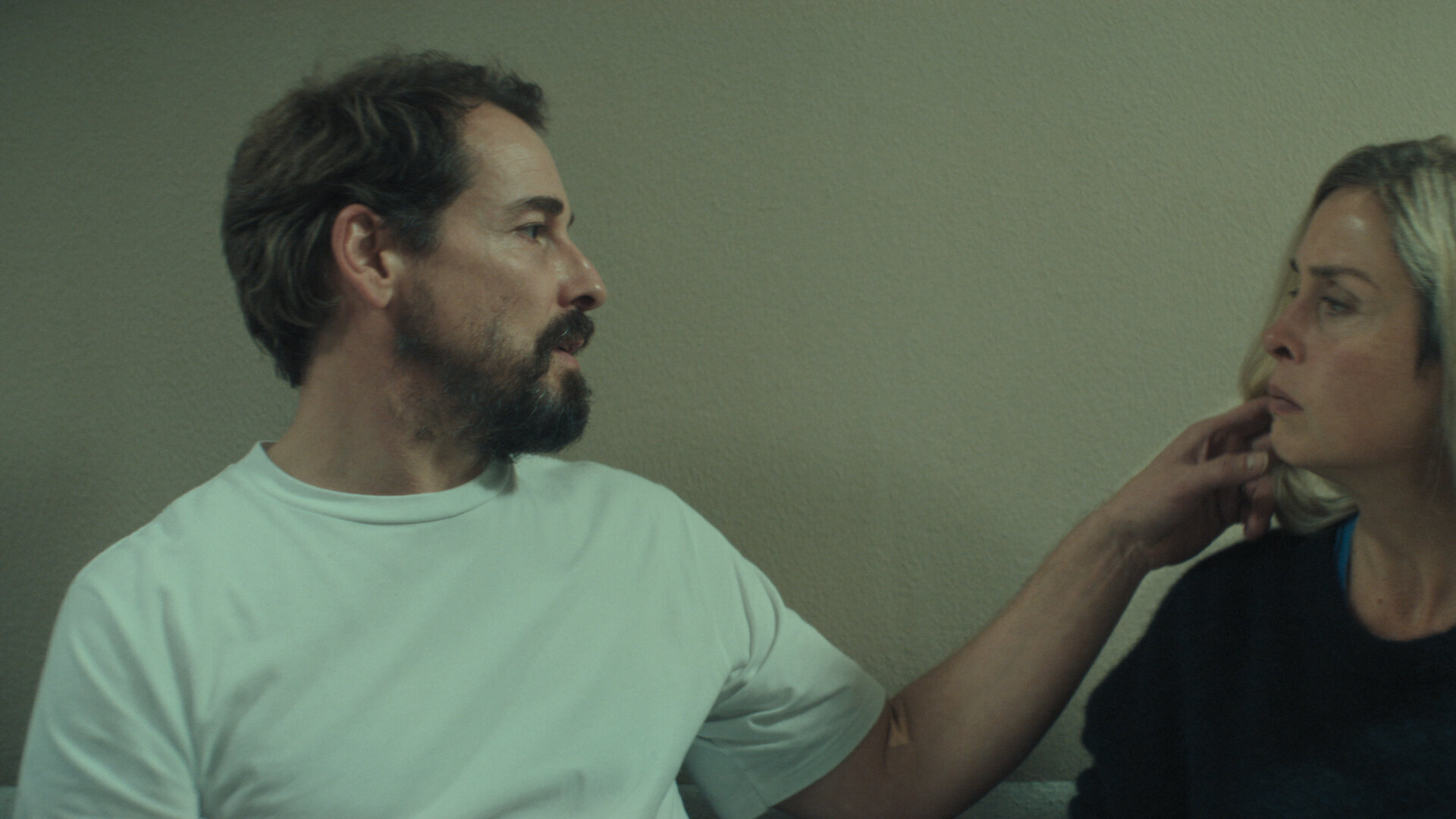 Unfamiliar S1E1 Sechzehn Jahre