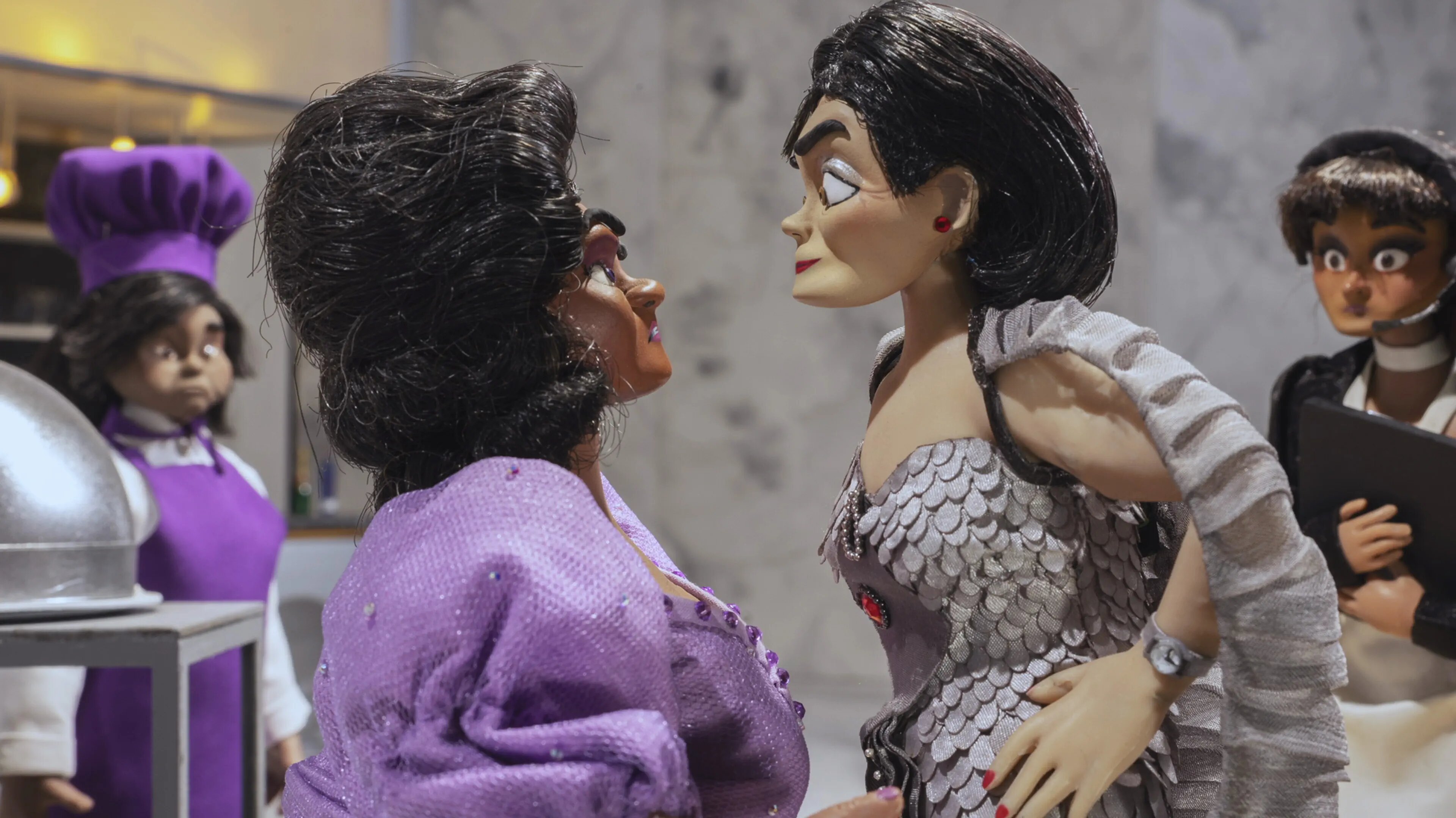 Women Wearing Shoulder Pads S1E5 La Misma Noche Que Anoche